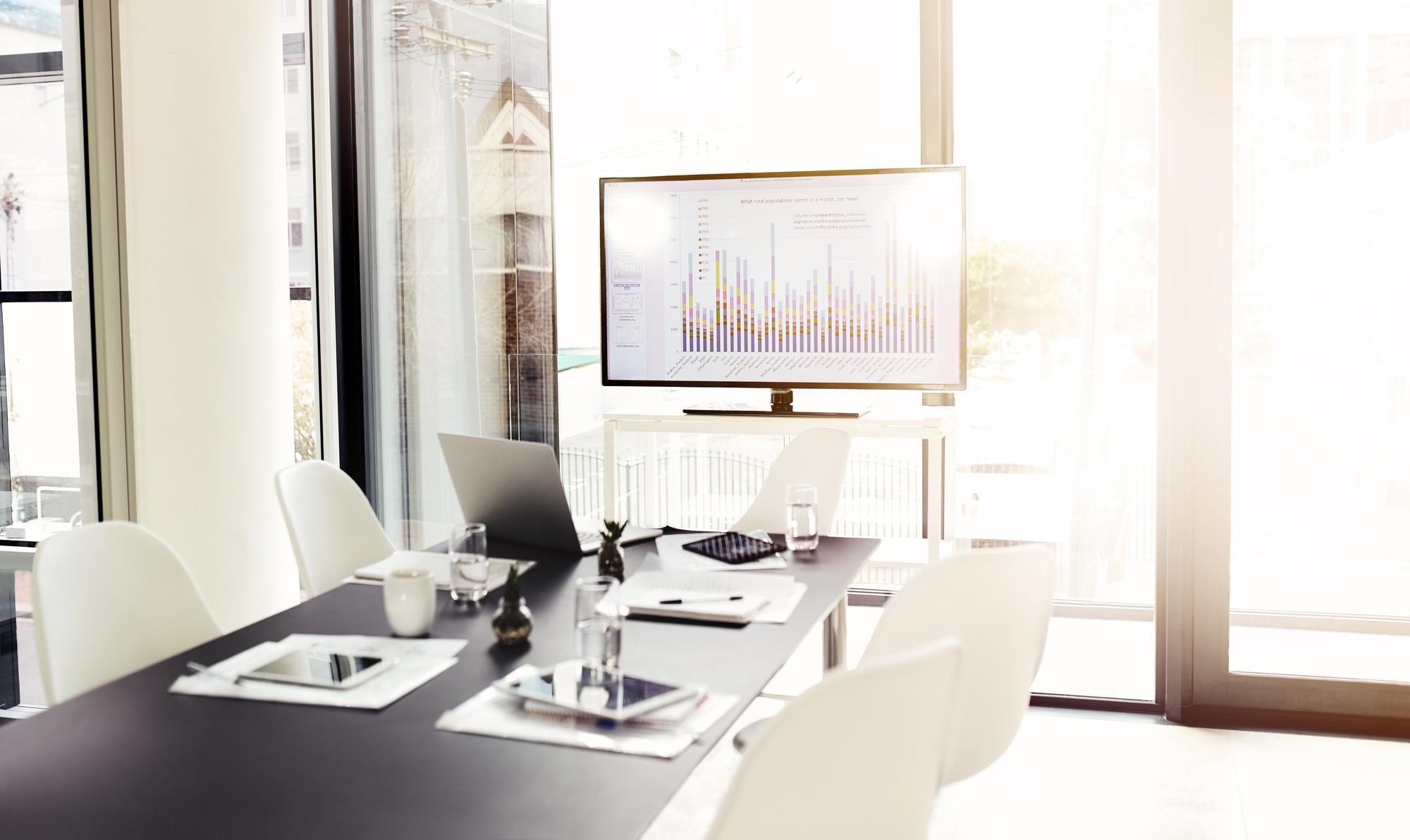 Moderner Workspace mit Monitoren
